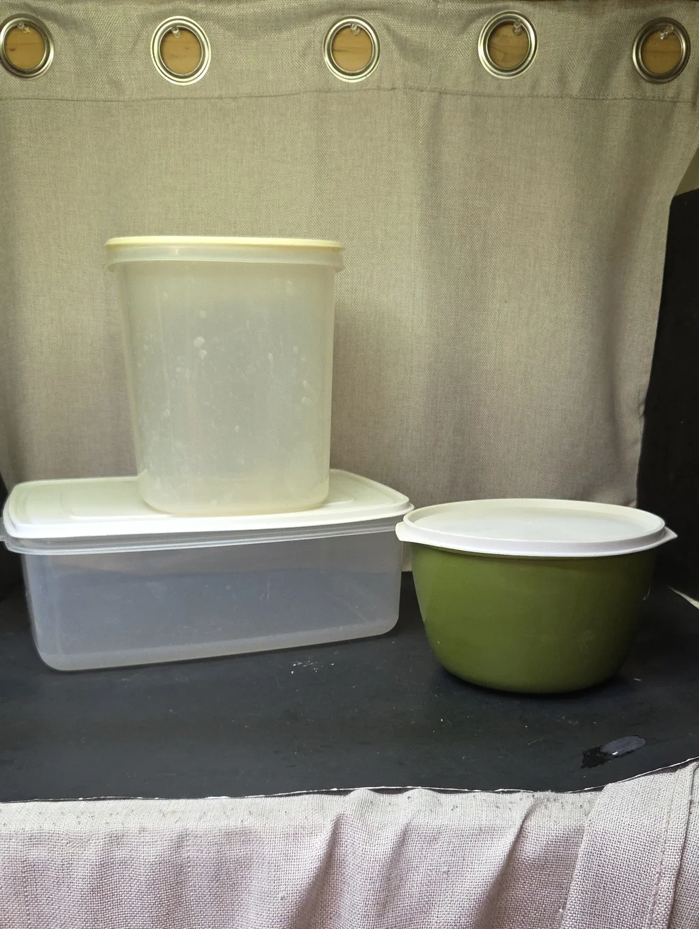 3 Rubbermaid Storage Containers‎ With Lids